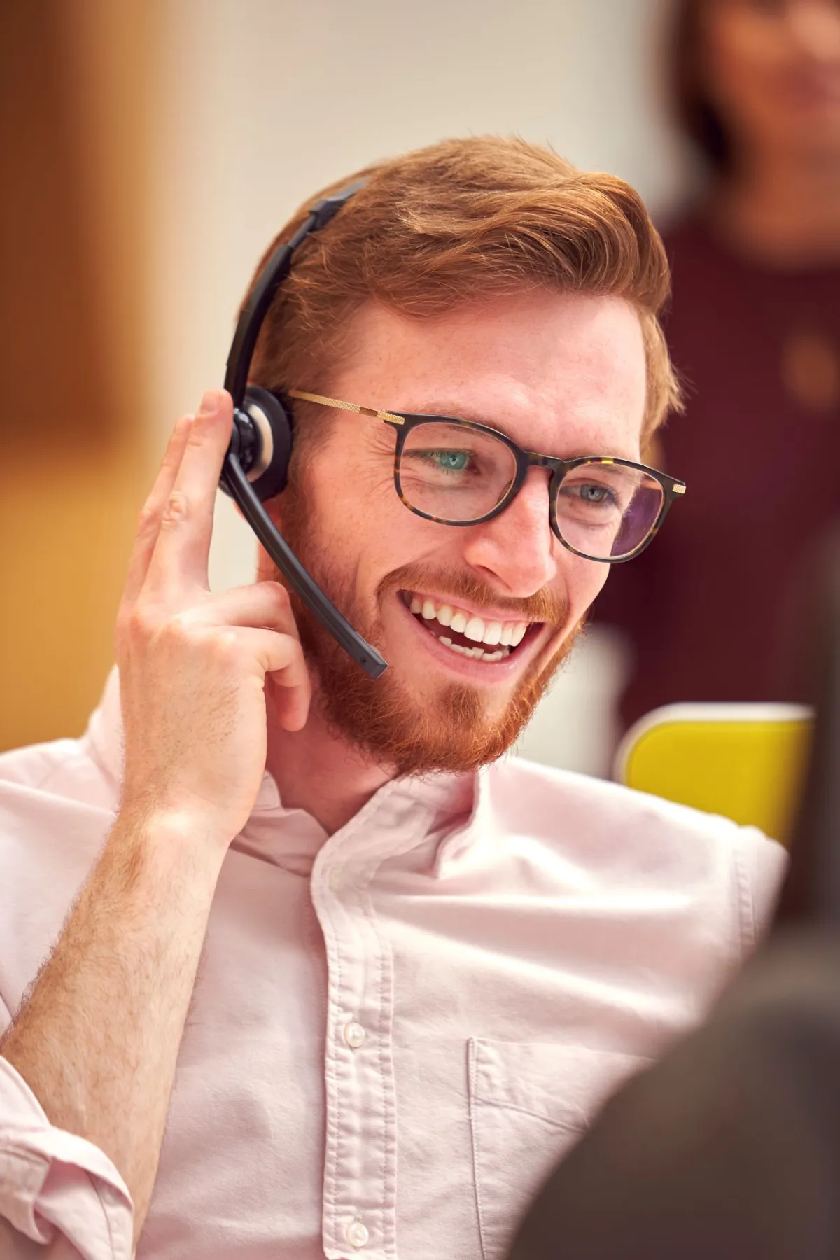 Medewerker van Werkenmetdienstencheques.be geeft persoonlijk advies over huishoudhulp en dienstencheques.